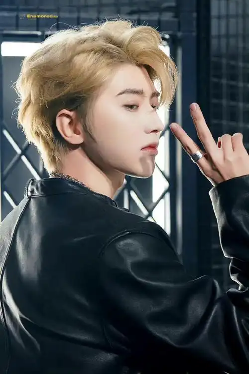 蔡徐坤和粉丝合照##蔡徐坤今日活动饭拍路透