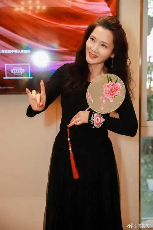 何赛飞把生命倾注到每一个角色中也在银幕内外毫无矫饰地生活着