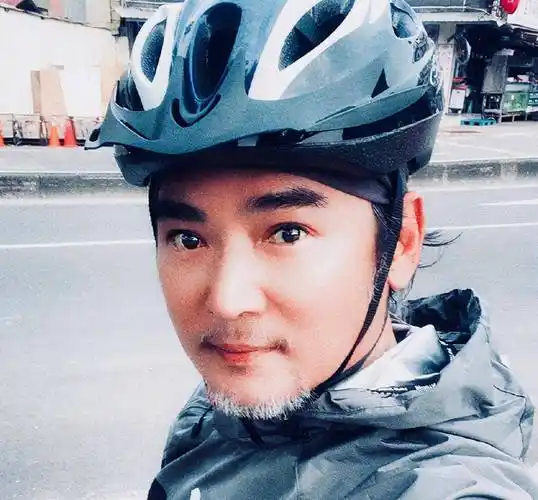 53岁焦恩俊晒照庆生,被爆家中陈设太寒酸!