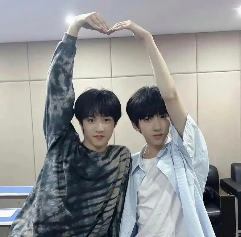 刘耀文贺峻霖小时候vs两年前合照 67#日常穿搭# #元气出街奥利给