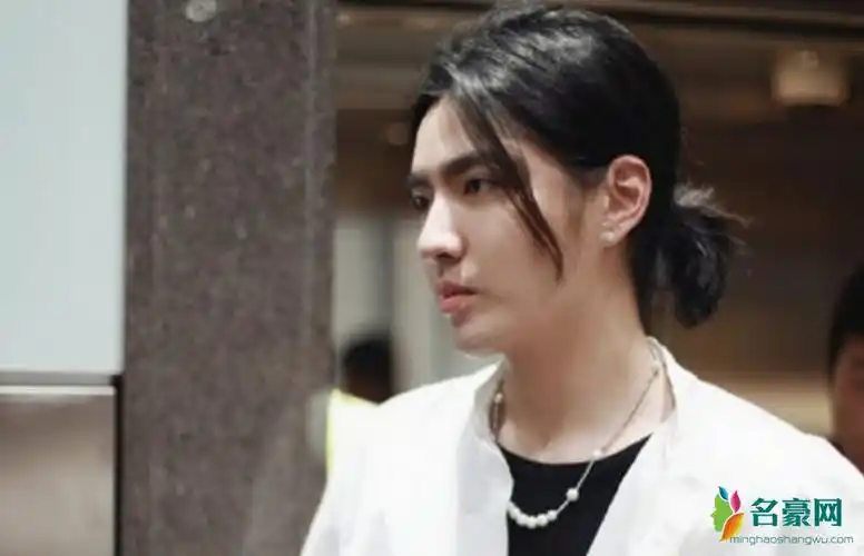 吴亦凡瘦回颜值巅峰 小辫造型像极了漫画里的男主