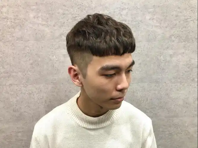 偶尔配上微卷的卷度,锅盖头也能让你化身暖男～喜欢强调头顶蓬松感的