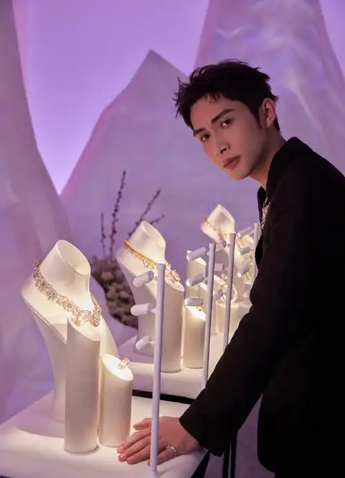 张彬彬暗夜黑真空西装造型##海报独家