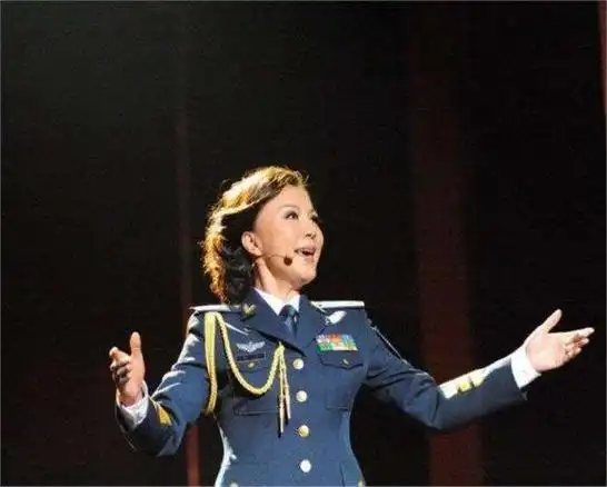 她曾红过毛阿敏,但因放鸽子被春晚闭门不纳,如今55岁依然俊俏