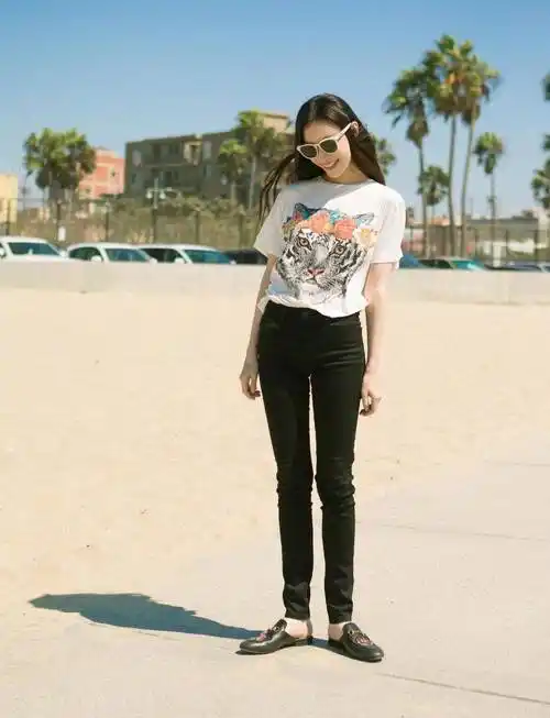 倪妮不愧是"拍照模板",穿1万4的苹果毛衣配牛仔裤,清纯甜美_黑色_造型