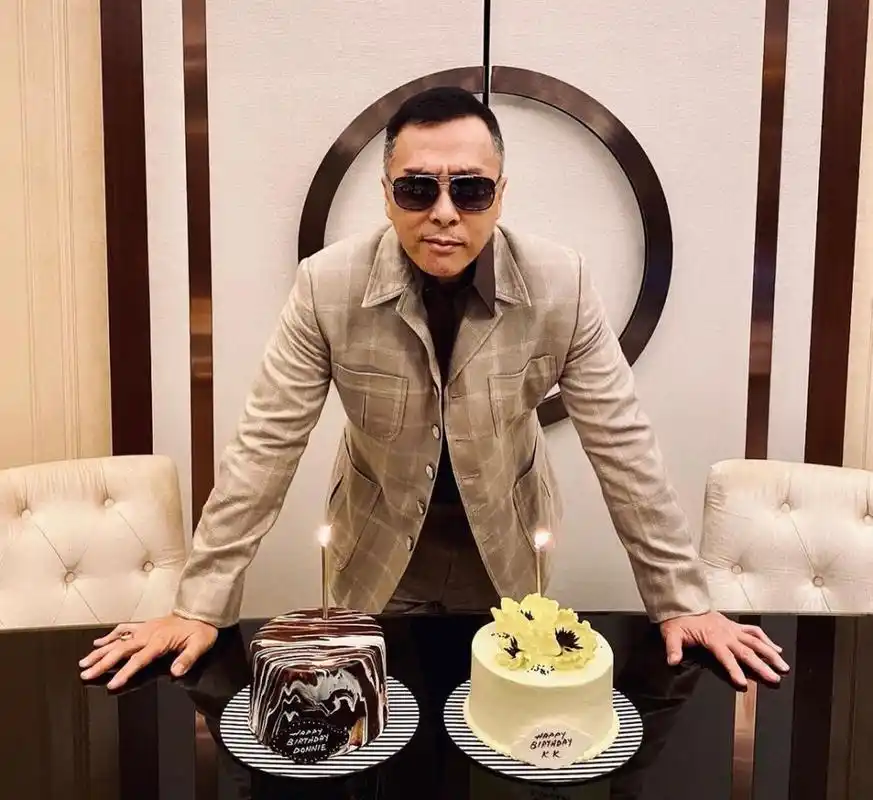 为河南捐100万!甄子丹58岁生日在片场度过 妻子晒全家福为其庆生