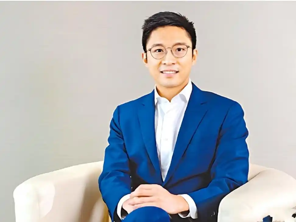 霍启山穿笔挺西服出镜脚上的皮鞋抢镜了真实身高起引猜测