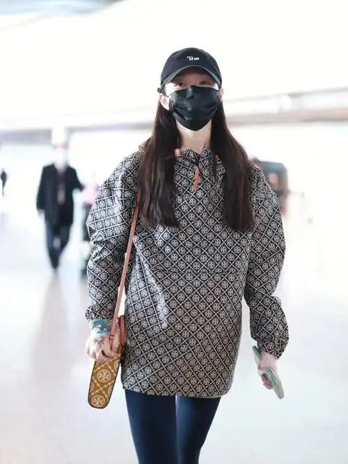 宋轶机场街拍身着torysport冲锋衣