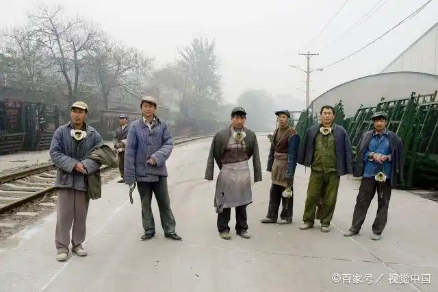 图为:2000年前后,"民工队"队员在企业装卸化工原料的图片.