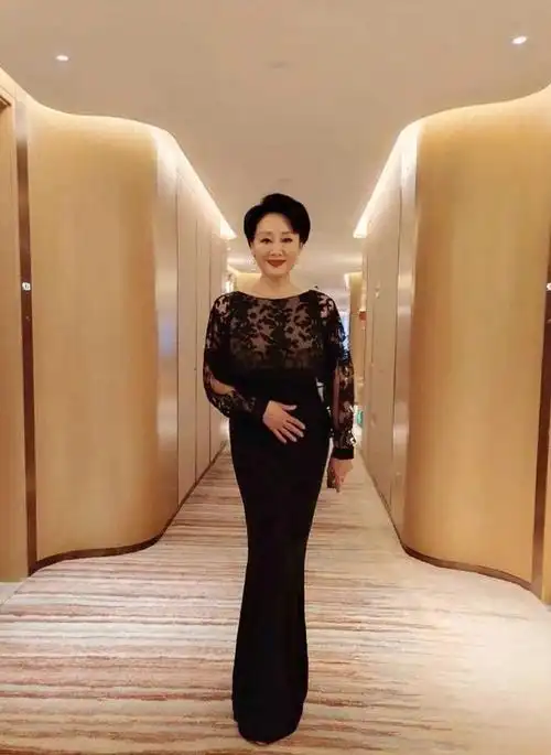 王姬穿蕾丝礼服出席活动,优雅从容,风韵犹存