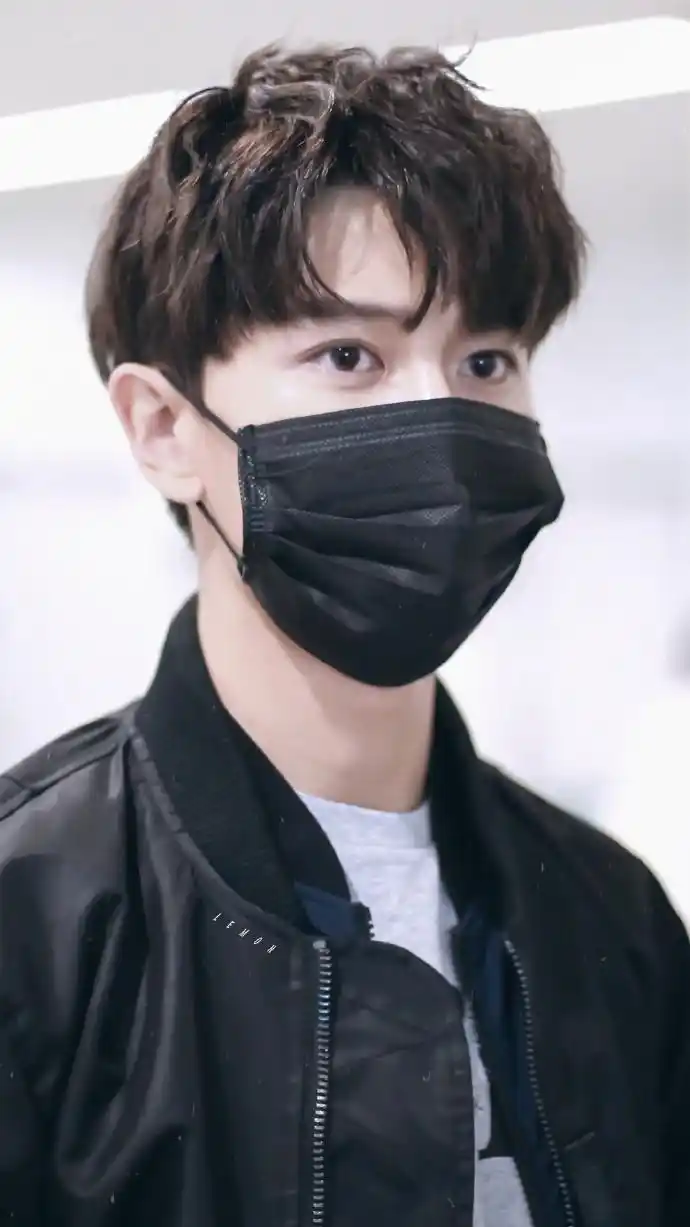 口罩挡不住任嘉伦的大眼睛 不灵不灵一发入魂