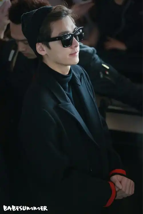 挑战每天按相册顺序发一张李易峰的照片##园园不断