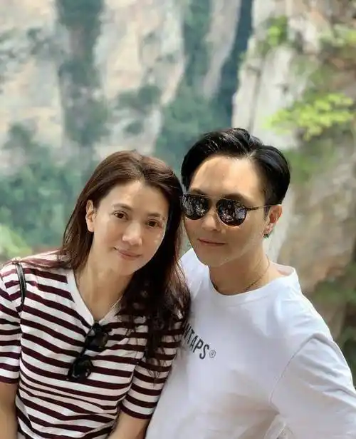 张智霖晒合照庆祝结婚19周年,袁咏仪素颜亮相,和老公甜蜜似初恋_夫妻