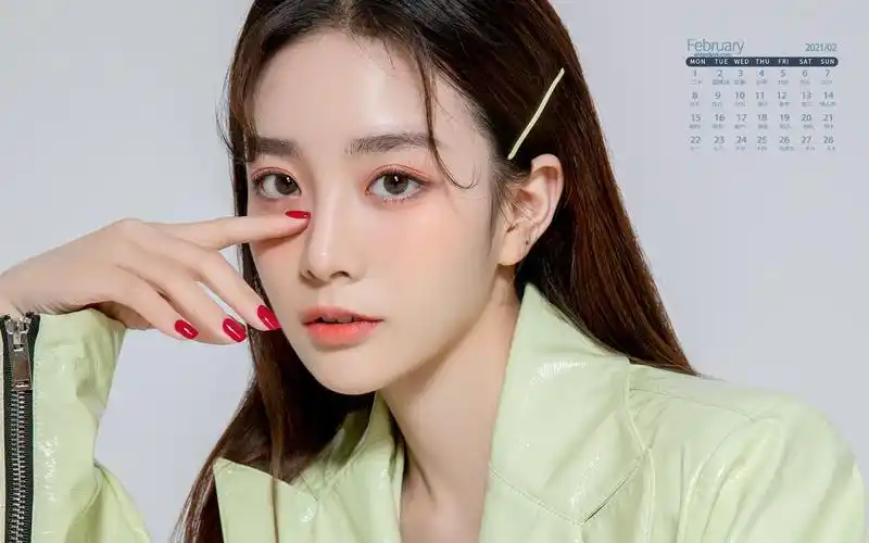 2021年2月文艺美女浅绿色外套时尚写真日历,月历壁纸-回车桌面