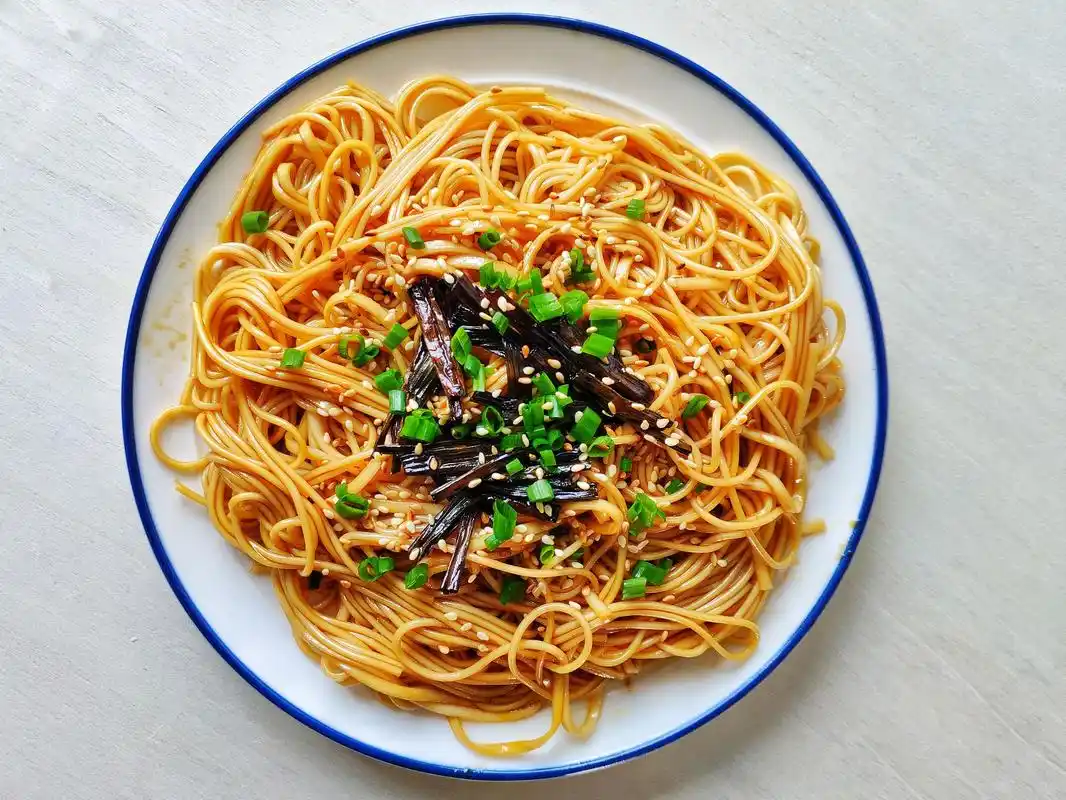 美味的葱油拌面