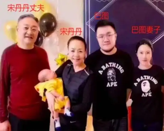 宋丹丹一家五口春游2个孙子像英达大巴图7岁的儿媳地位反转