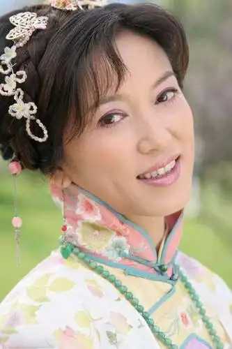 一个不愿老去的女明星,50岁把一张高级脸整残了,下巴越来越尖