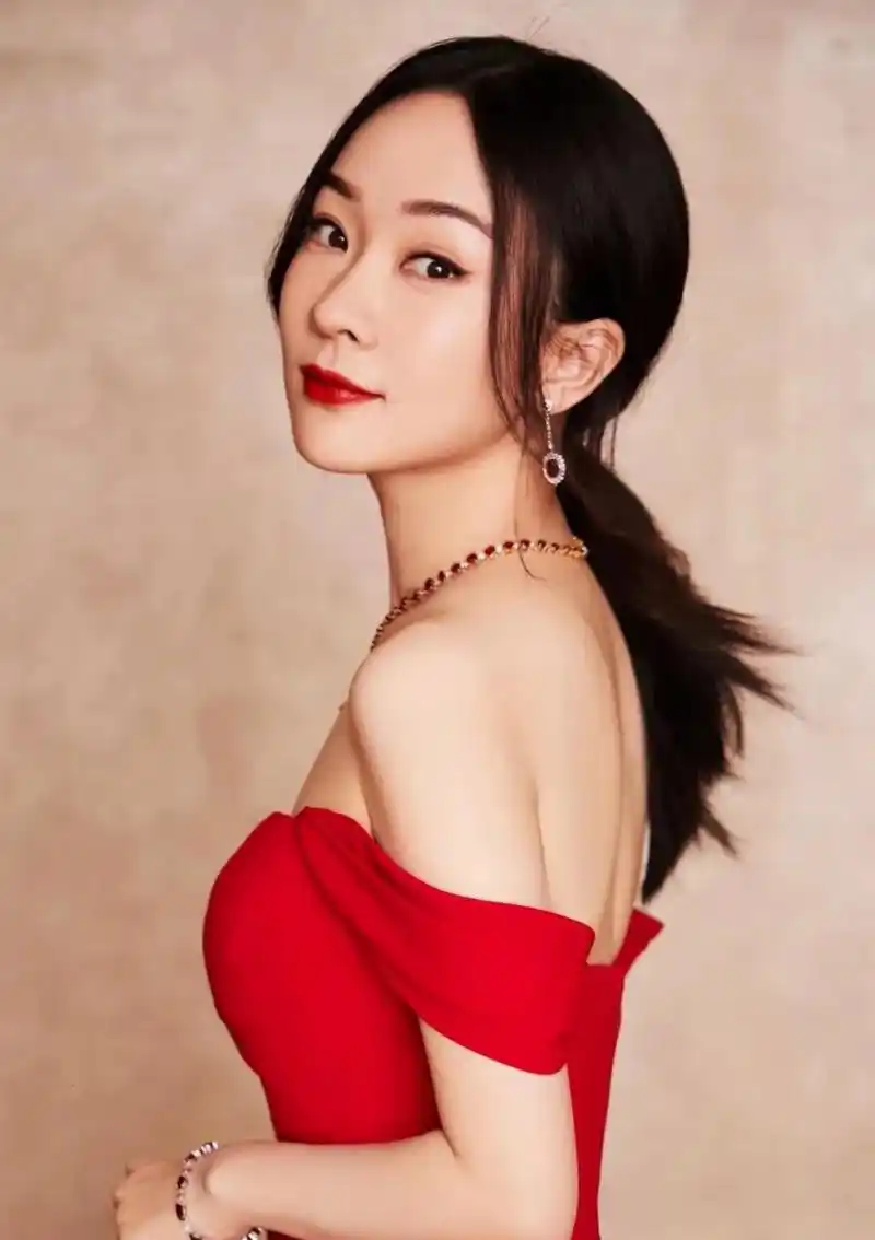 气质女神霍思燕温柔大气,妩媚迷人,女人味十足  霍思燕是一位非常出色