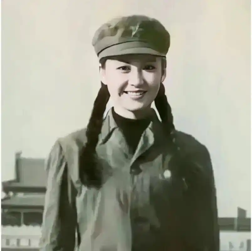 1988年,一个19岁的年轻姑娘许晴身穿军装,戴着军帽,双辫子齐肩,面带