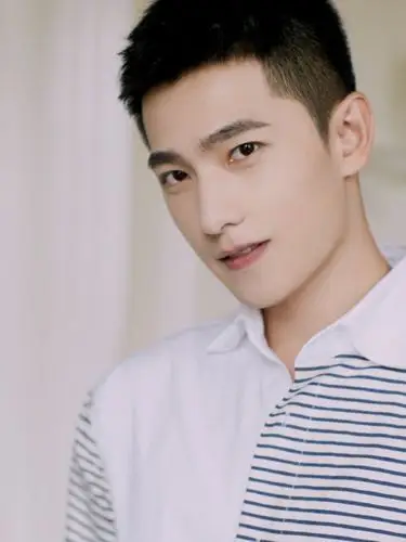 杨洋真敢剪寸头发型,穿衬衫配阔腿裤特别清新,最近帅得有点炸