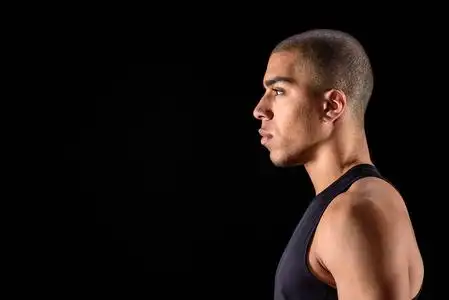 背景非洲裔美国人的侧面看着闭着眼睛站在黑色在黑色的雨滴下站在雨