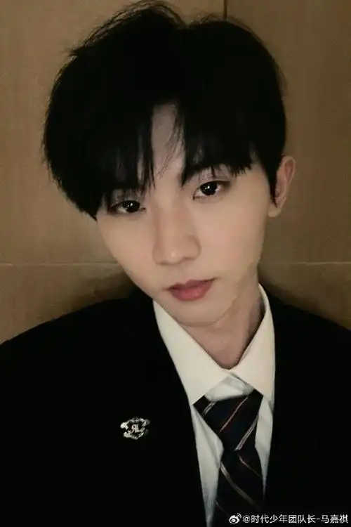 马嘉祺西装制服