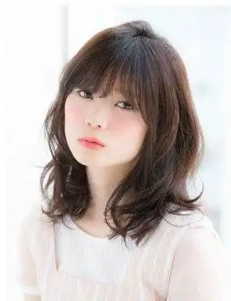 女生斜刘海发型图片轻松助你修颜又减龄