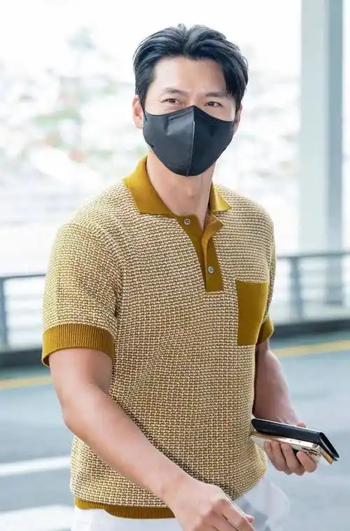 玄彬风格最明显的一个尴尬细节就是衣服的配色,外套的姜黄色搭配裤子