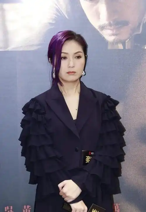原创杨千嬅再也不像郑秀文了穿衣成熟好高级染黑发看着真不习惯