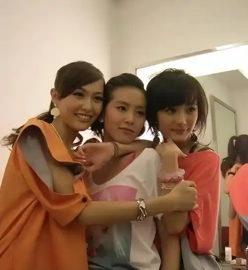 娇妻刘诗诗过37岁生日,杨幂送祝福,跟唐嫣baby渐行渐远!