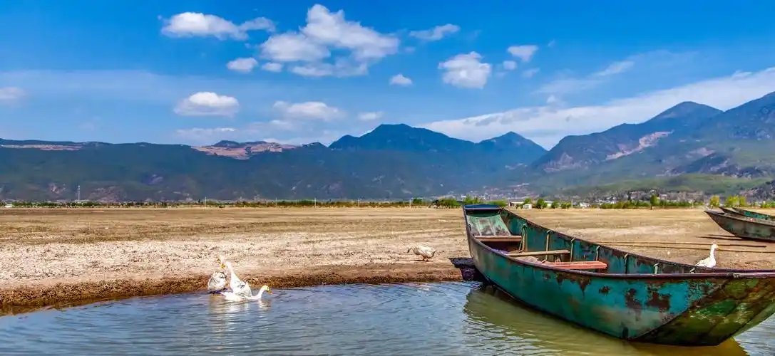 走进云南,欣赏不一样自然的色彩,水天一色,清风飘扬.