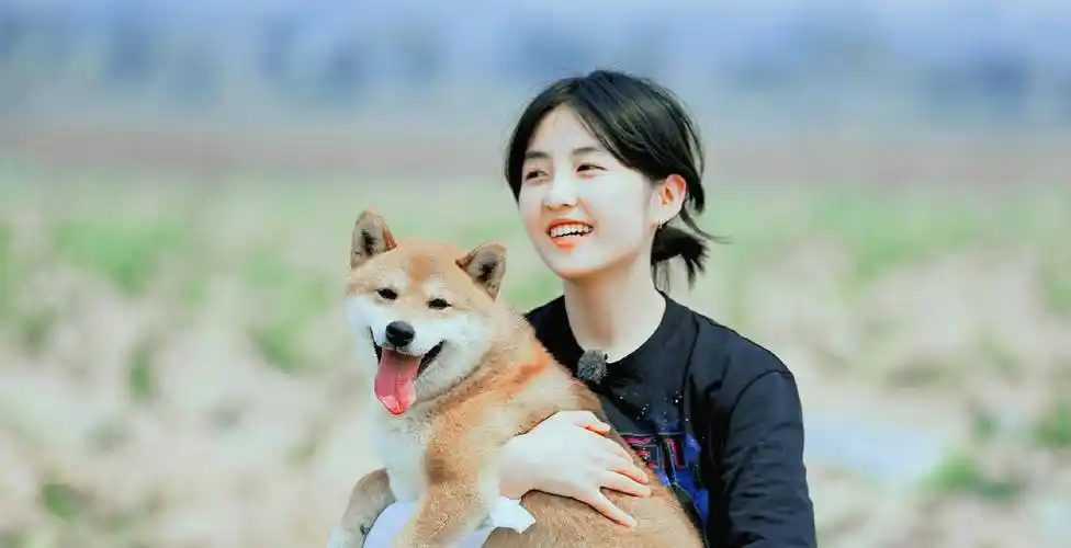 张子枫长大了,穿丁字连体裤游泳,身材"时尚过猛"_吴磊_穿着_泳池