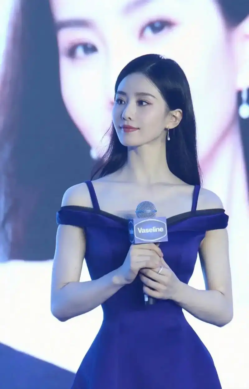 刘诗诗蓝色吊带礼服造型优雅美丽#一眼沦陷# #惊艳瞬间# #娱乐大赏