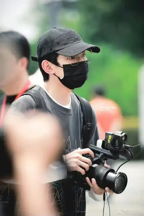 王源今日长沙拍摄综艺《城市捉迷藏》路透来袭,佩戴棒球帽黑口罩化身