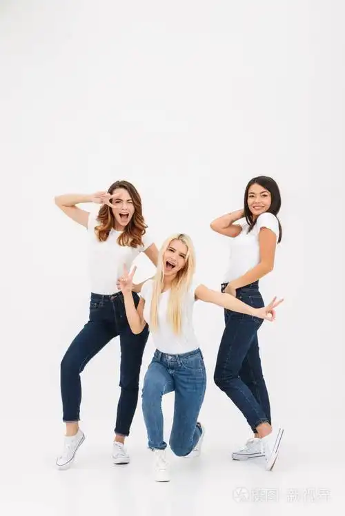 三个欢快的休闲女孩全长肖像
