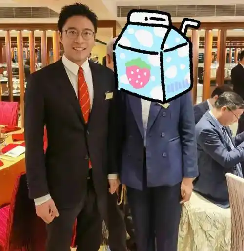 霍启山气质好,身高比霍启刚霍启仁高,合影昂首挺胸握拳很端庄_霍震霆