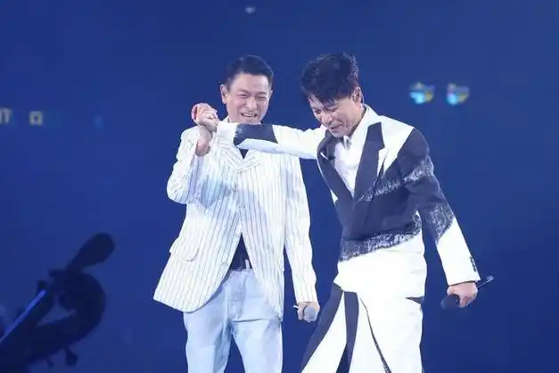 据悉,刘德华2018年年底在红馆举行跨年演唱会,原定是连续20天狂欢,但