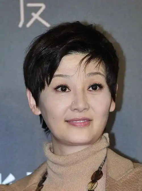 大佬娇妻徐帆回娘家,与家人热聊,53岁似冻龄少女_武汉_年龄_角色