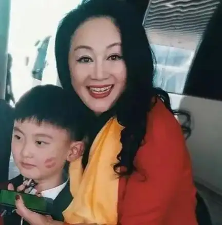 王姬:嫁初恋高峰,儿女双全,风光背后有泪点