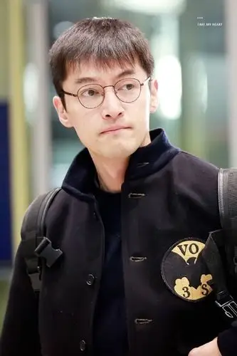 胡歌首都机场素颜图片