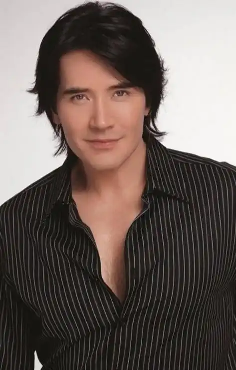 那些常年留长发的男星不剪短发的原因只有一个怕你心动