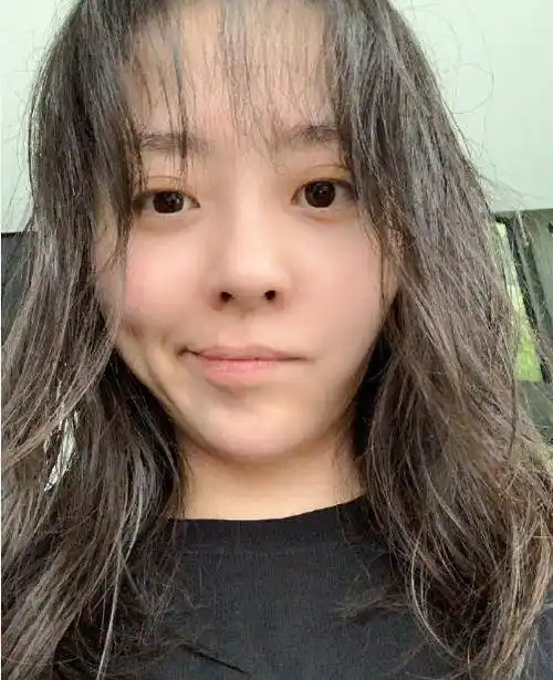 35岁张靓颖怼脸自拍不修图,头发凌乱尽显狼狈,脸宽苍白似路人_舞台