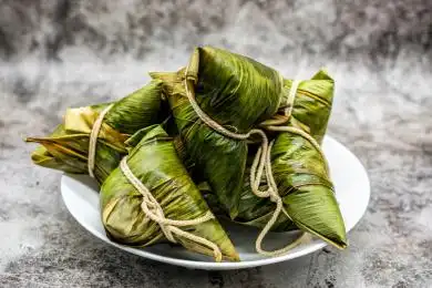 黑色大理石背景上的一盘粽子