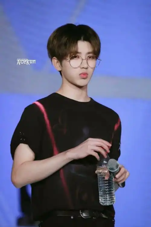 蔡徐坤超话晚安08@蔡徐坤〔喝水嘟嘟嘴〕92#纪梵希彩妆代言人