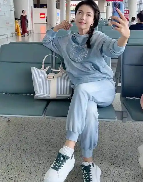 刘涛机场穿搭好大胆!