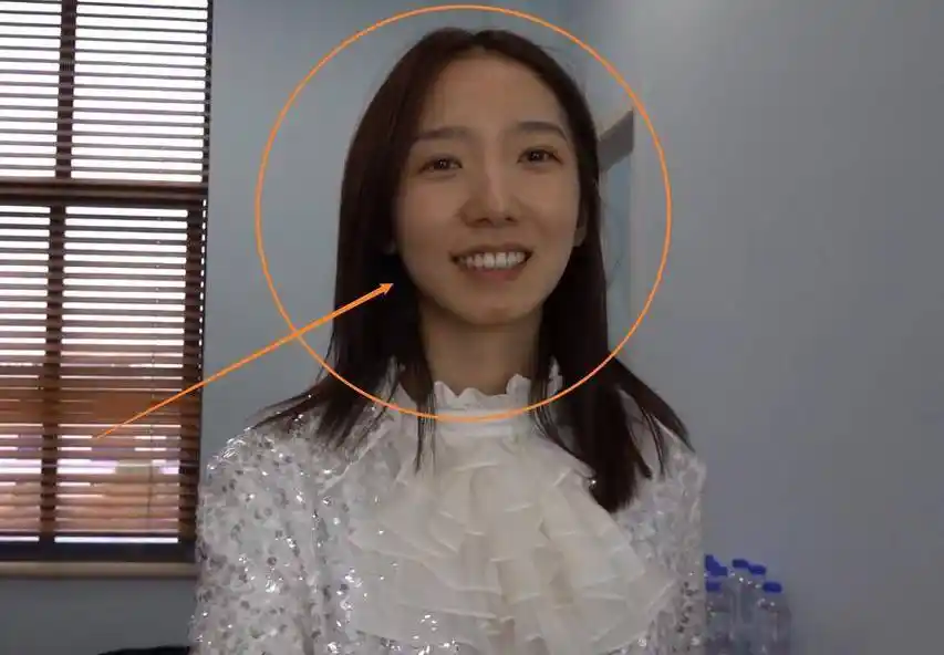 有一说一孟美岐素颜还能在无美颜原相机中这么上镜,这颜值已经算是