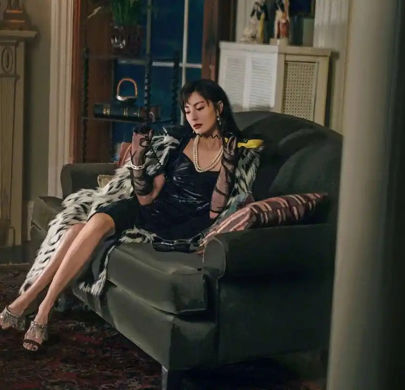 张雨绮登《时尚芭莎》12月刊,在纽约的一所老宅拍下这组复古大片