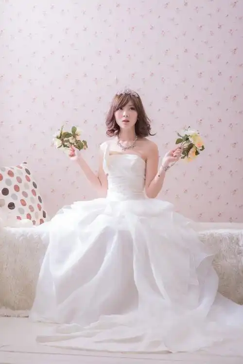 短发美女杨宜轩唯美婚纱写真气质迷人