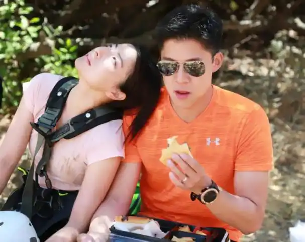 霍启刚放飞自我,戴"爆炸头套"庆生,与妻子郭晶晶合照超恩爱!