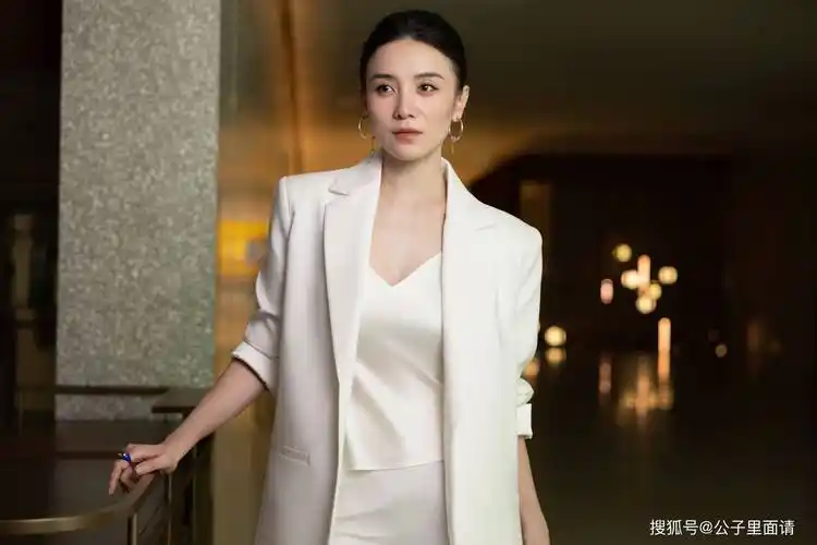 宋佳,这位颜值与身材兼备的明星,她的美丽与才华不仅令人倾倒,更令人